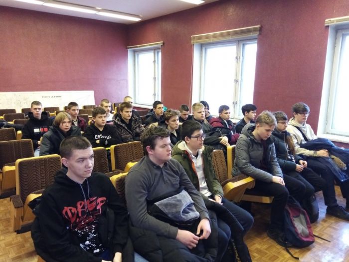 Сланцевские студенты познакомились с работой службы Госавтоинспекции 
в рамках проведения общероссийской акции «Студенческий десант»
