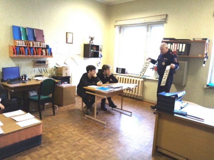 Сланцевские студенты познакомились с работой службы Госавтоинспекции 
в рамках проведения общероссийской акции «Студенческий десант»
