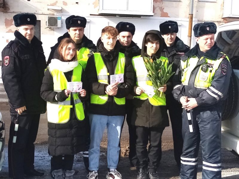 Сотрудники Госавтоинспекции Сланцевского района в преддверии Международного женского дня провели акцию «Цветы для автоледи»