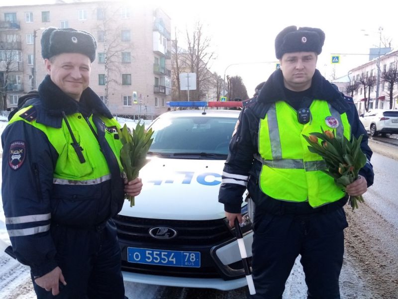 Сотрудники Госавтоинспекции Сланцевского района в преддверии Международного женского дня провели акцию «Цветы для автоледи»