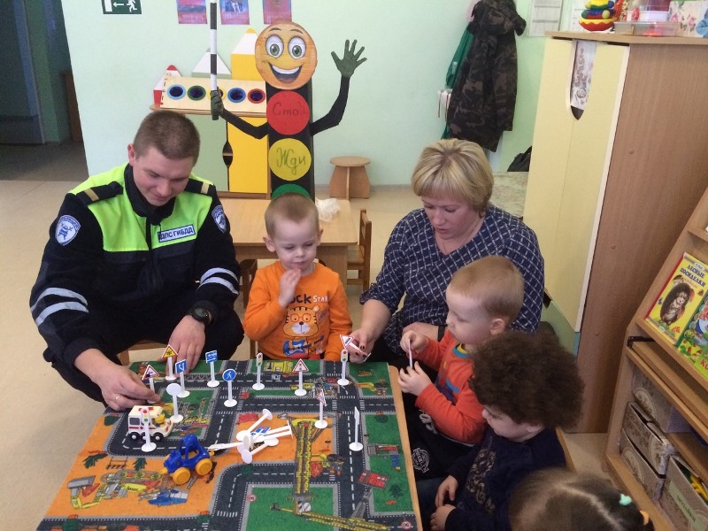 В рамках профилактического мероприятия «Безопасная зима» сотрудники Госавтоинспекции Сланцевского района продолжают проведение просветительских  мероприятий с  детьми.