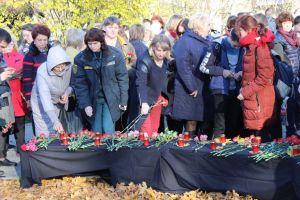 Сланцевчане почтили память погибших в Керченской трагедии акцией #Керчьмыстобой